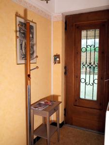 a room with a wooden door and a table in front of a door at Maison de Jeanne in Eschau