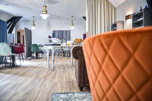 a dining room with a table and chairs at L'Auberg'ine - Maison Glenn Anna in Sainte Anne d'Auray