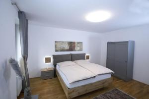 Łóżko lub łóżka w pokoju w obiekcie Stadtjuwel l BG10