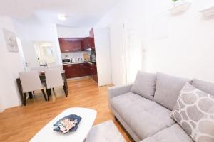 salon z kanapą i stołem w obiekcie Stadtjuwel l BG10 w Wiedniu +11 zdjęć