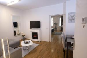 salon z kanapą i kominkiem w obiekcie Stadtjuwel l BG10 w Wiedniu
