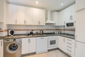 Kuchyňa alebo kuchynka v ubytovaní Malaga Benalmadena Puerto Marina Costa Sol Holiday Rentals