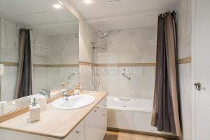 Kúpeľňa v ubytovaní Malaga Benalmadena Puerto Marina Costa Sol Holiday Rentals
