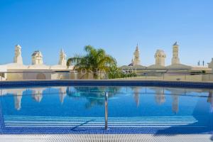 Bazén v ubytovaní Malaga Benalmadena Puerto Marina Costa Sol Holiday Rentals alebo v jeho blízkosti