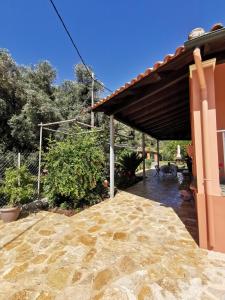 une terrasse d'une maison avec un toit dans l'établissement Lora's House, à Velonádes