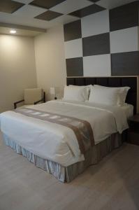 A bed or beds in a room at Hotel Parami