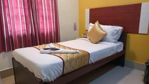 Postel nebo postele na pokoji v ubytování Skyry Hotels Adyar