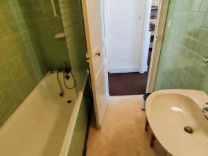 コトレにあるAppartement Cauterets, 2 pièces, 5 personnes - FR-1-234-145のバスルーム(シンク、バスタブ、トイレ付)