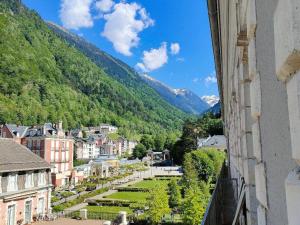 コトレにあるAppartement Cauterets, 3 pièces, 6 personnes - FR-1-234-172の山を背景とした町並み