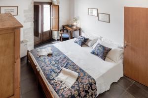 ein Schlafzimmer mit einem großen Bett in einem Zimmer in der Unterkunft Locanda La Meridiana in Ragusa