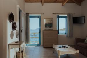 een woonkamer met uitzicht op de oceaan bij Sea Mansion Lefkada in Nikiana