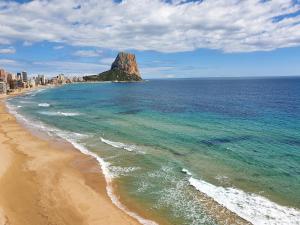 een uitzicht op een strand met een rots in de oceaan bij Calpe Apolo 7 Apt 51 in Calpe