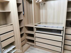 Palanda nebo palandy na pokoji v ubytování Apartament Mikulove