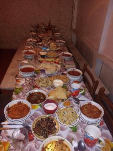 ein langer Tisch voller Essen auf einem Tisch in der Unterkunft guest house "BETQIL" adishi in Adishi