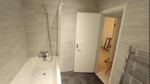 y baño con ducha y bañera. en Cozy 4 Bed Flat in Islington London, en Londres