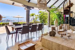 Un comedor con mesa y sillas en Gorgeous, Lovely Home at Casa Ciclamor, en Puerto Vallarta