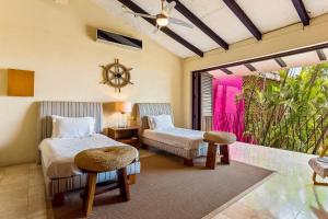 Una habitación de hotel con dos camas y una ventana. en Gorgeous, Lovely Home at Casa Ciclamor, en Puerto Vallarta 35 fotos más