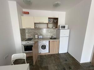 uma pequena cozinha com um frigorífico branco e uma máquina de lavar louça em PSB Apartments in Villa Astoria 6 em Elenite