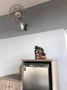 a television with a fan on top of a wall at Renovated flat with huge balcony - Ανακαινισμένο διαμέρισμα με τεράστιο μπαλκόνι in Karditsa