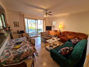 a living room with a couch and a table at Belle chambre dans appartement en colocation proche centre-ville de Montpellier in Montpellier