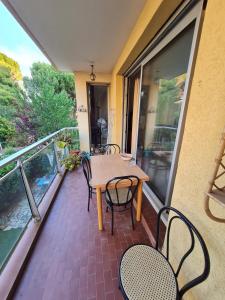 a balcony with a table and chairs on it at Belle chambre dans appartement en colocation proche centre-ville de Montpellier in Montpellier +5 photos