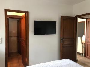 Televízia a/alebo spoločenská miestnosť v ubytovaní Le jardin suspendu