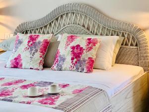 Rúm í herbergi á Fairytale Inn