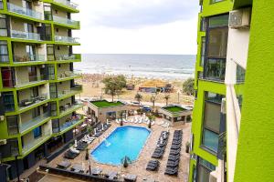 an aerial view of a hotel with a swimming pool and a beach at Vintage breeze Apartment - Spa Pools resort in Mamaia