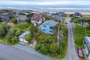 Una vista aérea de un barrio con casas y el océano. en The Lakeside Caboose, en Rockaway Beach