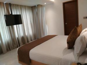 Un pat sau paturi într-o cameră la Hotel X Narsingdi