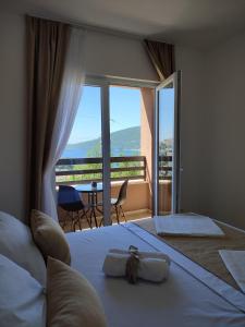 sypialnia z łóżkiem i balkonem z widokiem na okolicę w obiekcie Elena w mieście Herceg Novi