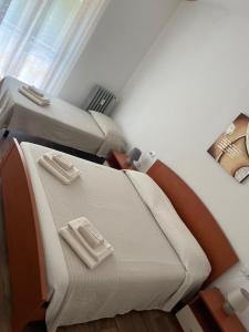 dwa łóżka siedzące obok siebie w pokoju w obiekcie Appartamento Mela ad Alba, cuore delle Langhe w Albie