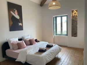1 dormitorio con 1 cama con una pintura en la pared en MY BOUTIQUE GUESTHOUSE - Fabulous Suites 10 Min A7 - en Anneyron