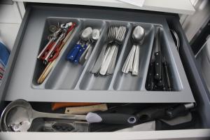 uma gaveta cheia de utensílios no frigorífico em studio soleil em Colombiers