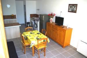 een keuken met een eettafel en een keuken met een koelkast bij Gite le Mas de l'Amandier in Saint-Saturnin-lès-Avignon +22 foto's