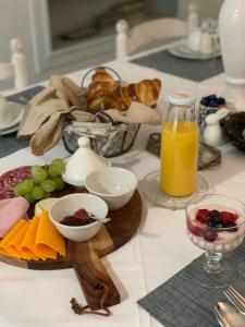 una mesa con un plato de comida y un vaso de zumo de naranja en L'Ancienne Boulangerie, en Caunes-Minervois