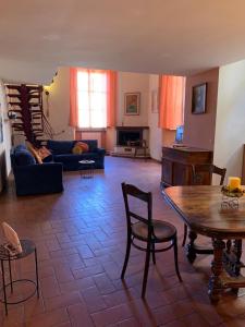 Una gran sala de estar con mesa y sillas. en Appartamento Central Palace Spoleto, en Spoleto