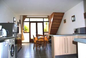 een keuken met een tafel en stoelen erin bij Gite le Mas de l'Amandier in Saint-Saturnin-lès-Avignon
