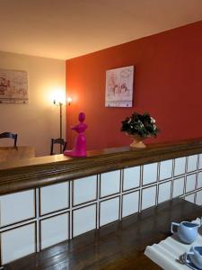 una figurita rosa sentada en el mostrador de un restaurante en Appartamento Central Palace Spoleto, en Spoleto