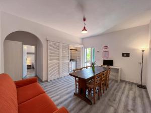 een woonkamer met een tafel en een bank bij Azienda Agricola Sapereta in Porto Azzurro