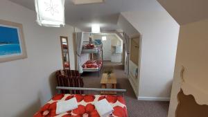 um pequeno quarto com uma cama e uma cozinha em Tennyson Lodge em Mablethorpe
