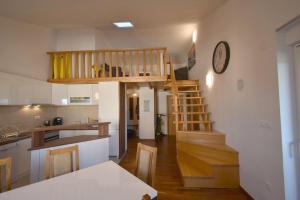 sala de estar con escalera y cocina en Apartment with sea View Klimno No 5 en Dobrinj