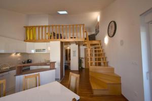 Zdjęcie z galerii obiektu Apartment with sea View Klimno No 5 w mieście Dobrinj