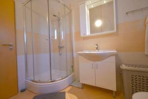 Zdjęcie z galerii obiektu Apartment with sea View Klimno No 5 w mieście Dobrinj