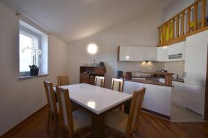 Zdjęcie z galerii obiektu Apartment with sea View Klimno No 5 w mieście Dobrinj +33 zdjęcia