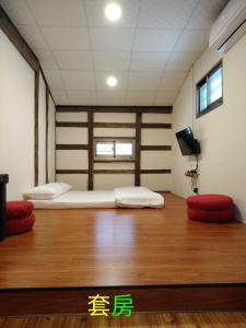 Zimmer mit 2 Betten und einem Flachbild-TV in der Unterkunft Chentien Changkuang Homestay in Changbin