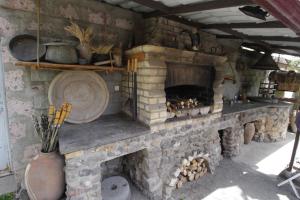 un grande forno in pietra con piano cottura di Mardoyan's Guest house a Gavarr
