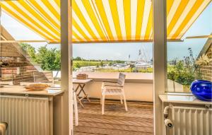 een keuken met uitzicht op een jachthaven door een raam bij Cozy Home In Bruinisse With Wifi in Bruinisse