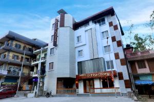 Ein Gebäude mit einem Schild, auf dem steht: „Treffen Sie die Gruppe“ in der Unterkunft FabHotel The Glory in Rishikesh