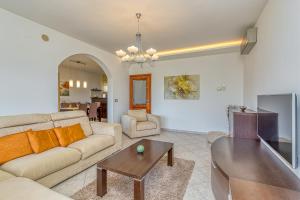 una sala de estar con un sofá y una mesa en Silvia II with Private Pool, en Vižinada